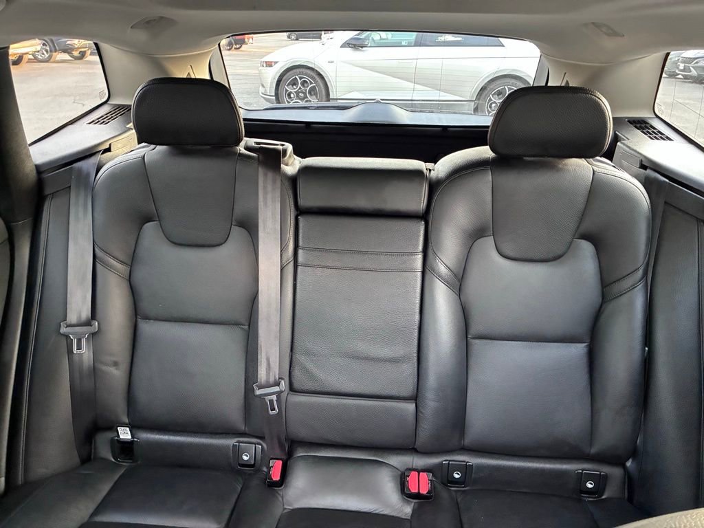 Used 2019 Volvo XC60 T6 Momentum w/ Premium Package image 15