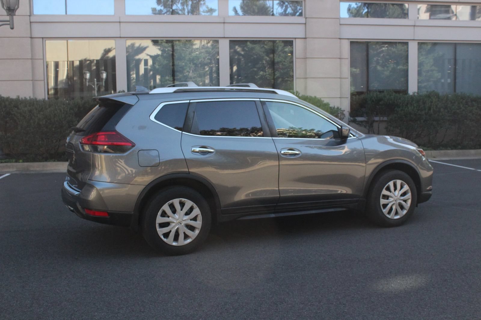 Used 2017 Nissan Rogue S w/ S Appearance Package FWD image 7