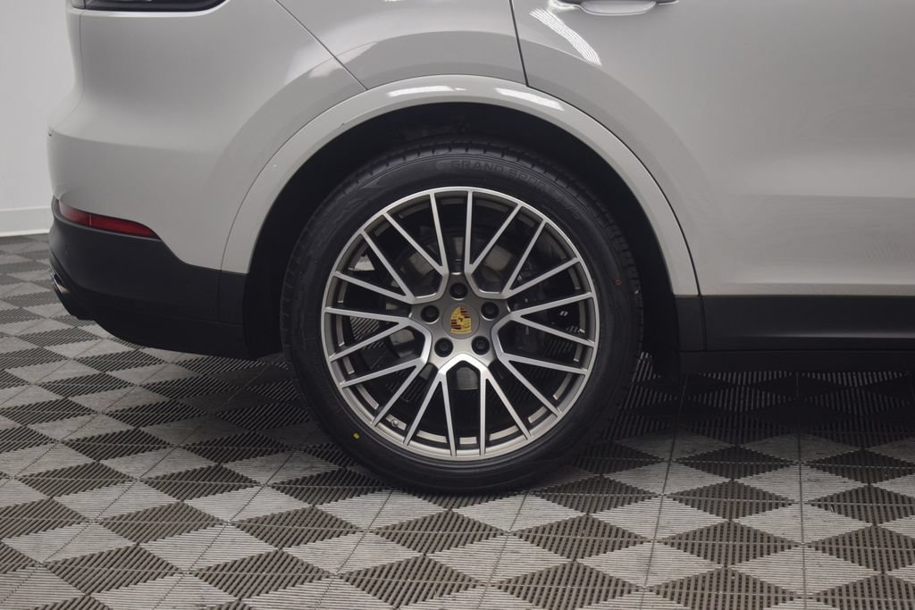 Used 2023 Porsche Cayenne Platinum Edition AWD/4WD image 33