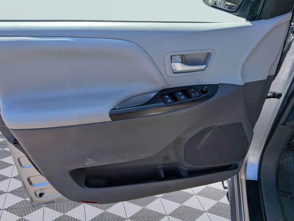 Used 2017 Toyota Sienna LE AWD/4WD image 9