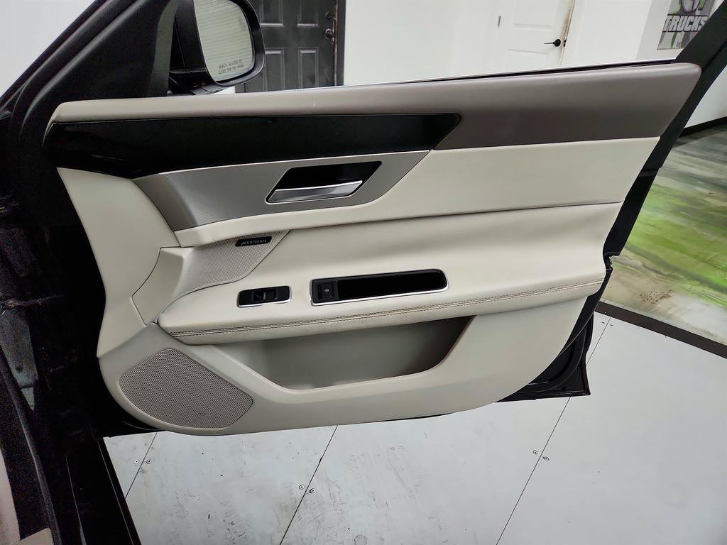 Used 2016 Jaguar XF Prestige RWD image 27