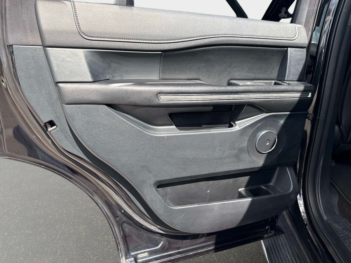 Used 2020 Ford Expedition XLT w/ Equipment Group 202A RWD image 11