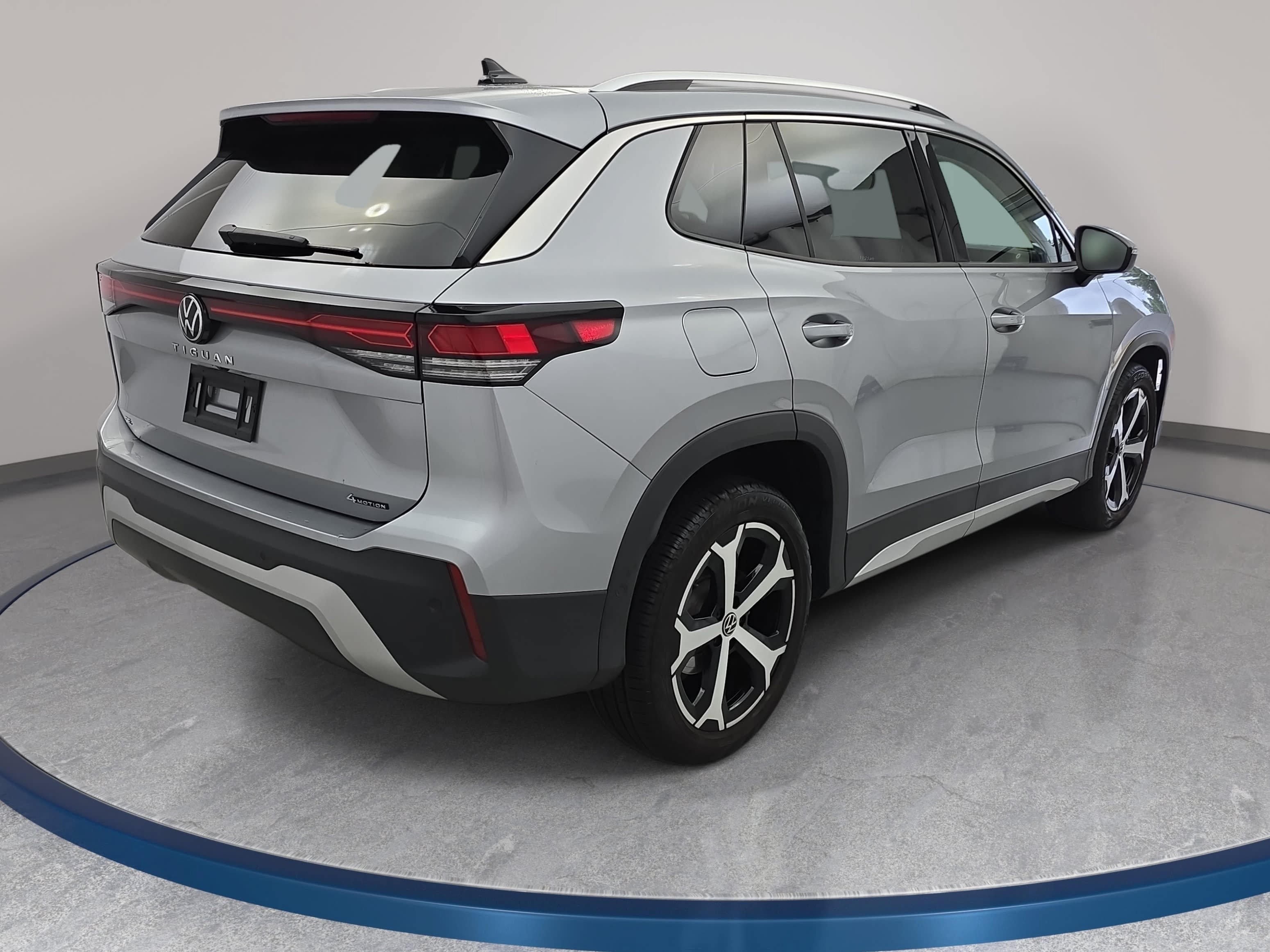 Used 2025 Volkswagen Tiguan SE AWD/4WD image 5