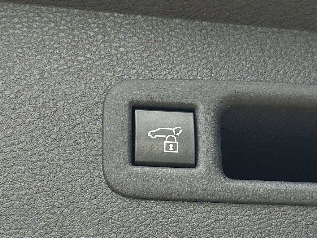 Used 2025 Toyota Sienna XLE image 7