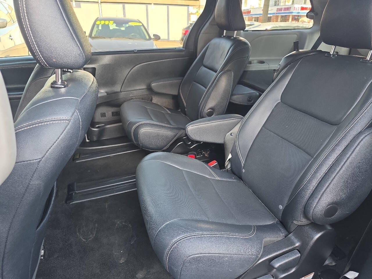Used 2015 Toyota Sienna SE FWD image 11