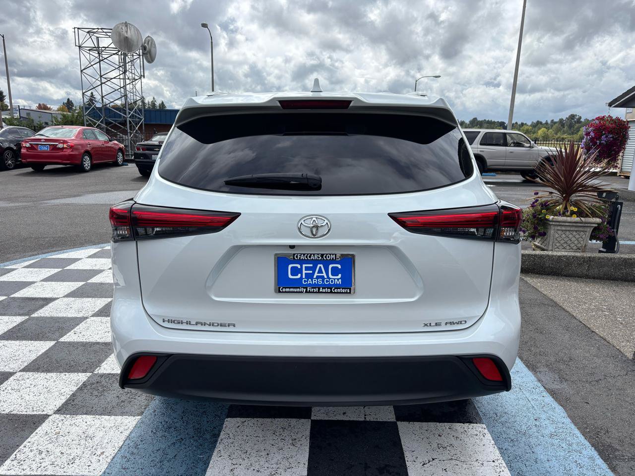 Used 2022 Toyota Highlander XLE AWD/4WD image 4
