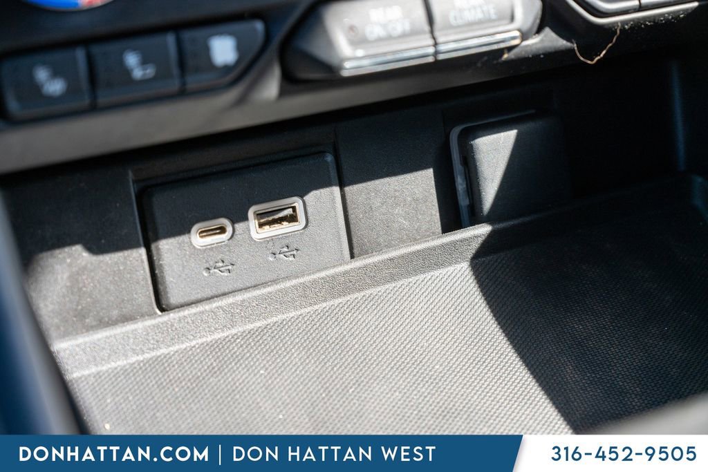 Used 2023 GMC Yukon XL SLT AWD/4WD image 13