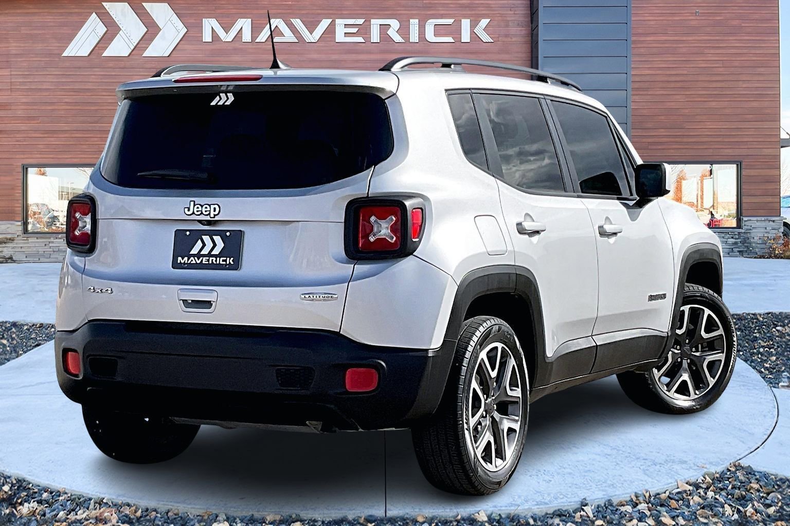 Used 2018 Jeep Renegade Latitude w/ UConnect 8.4 Nav Group image 5
