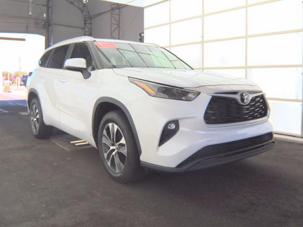 Used 2023 Toyota Highlander XLE FWD image 4