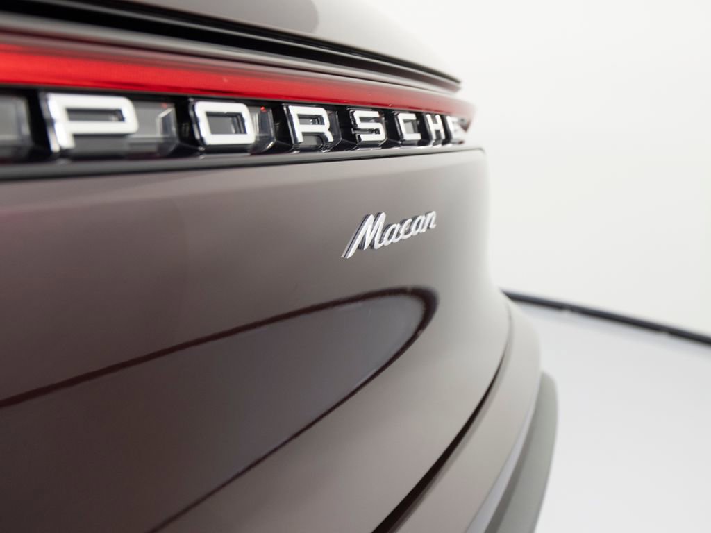 Certified 2025 Porsche Macan image 38