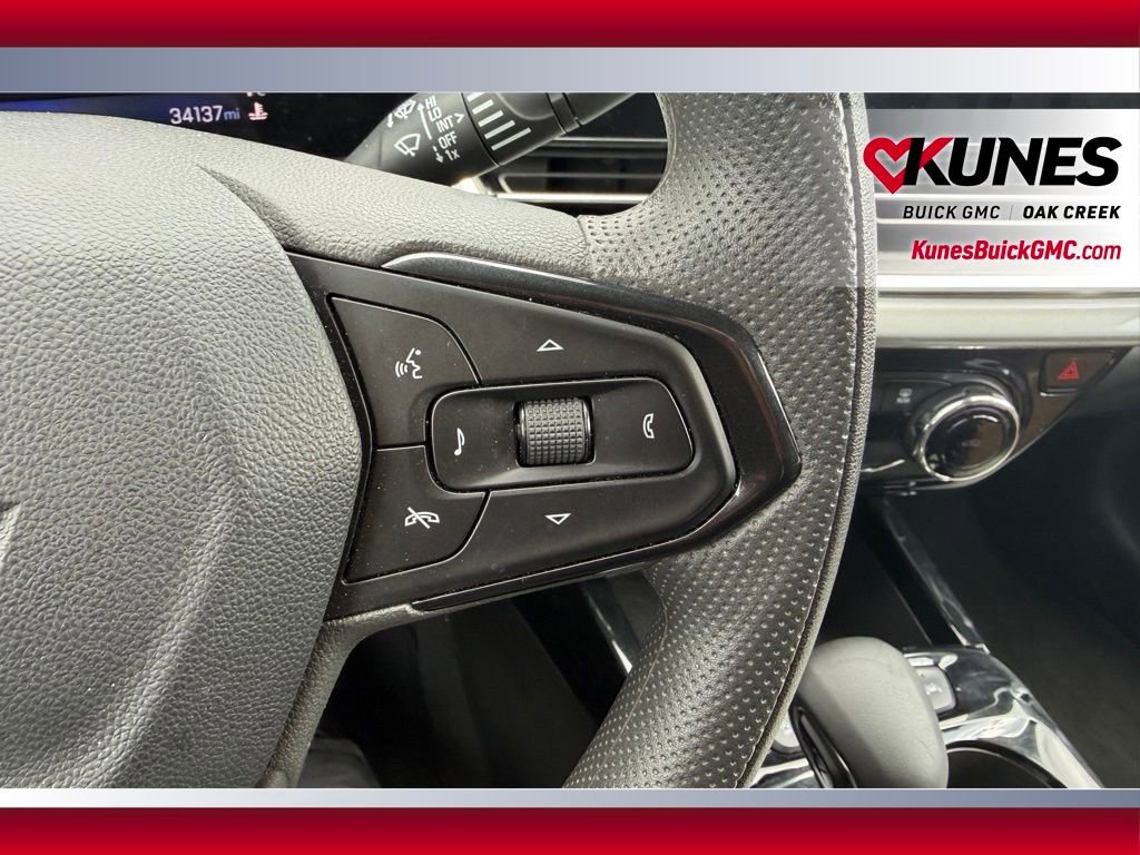 Used 2025 Chevrolet Trax LT FWD image 20
