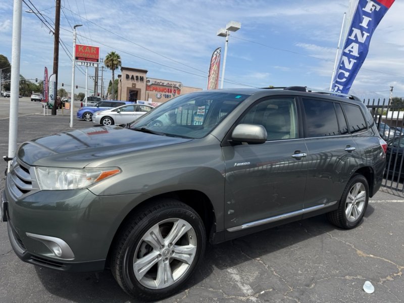 Used 2012 Toyota Highlander Limited w/ Tow Pkg AWD/4WD image 4