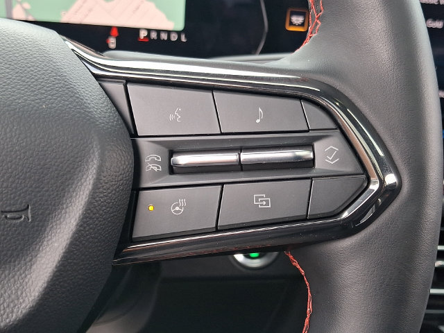 Used 2025 Chevrolet Traverse RS FWD image 23