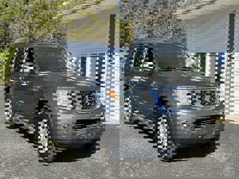 Used 2008 Nissan Pathfinder SE image 2