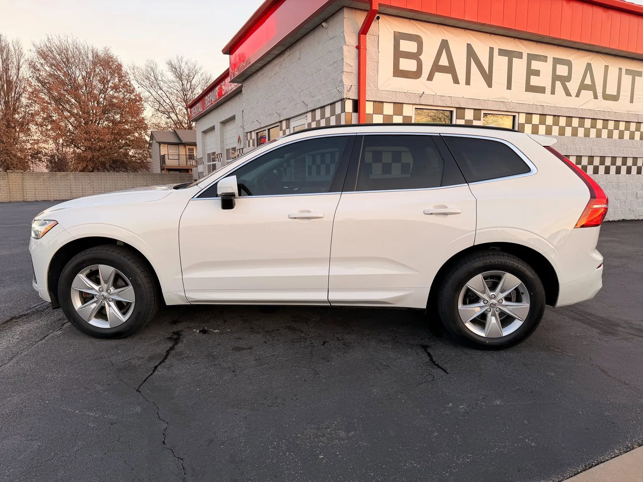 Used 2022 Volvo XC60 B5 Momentum AWD/4WD image 2
