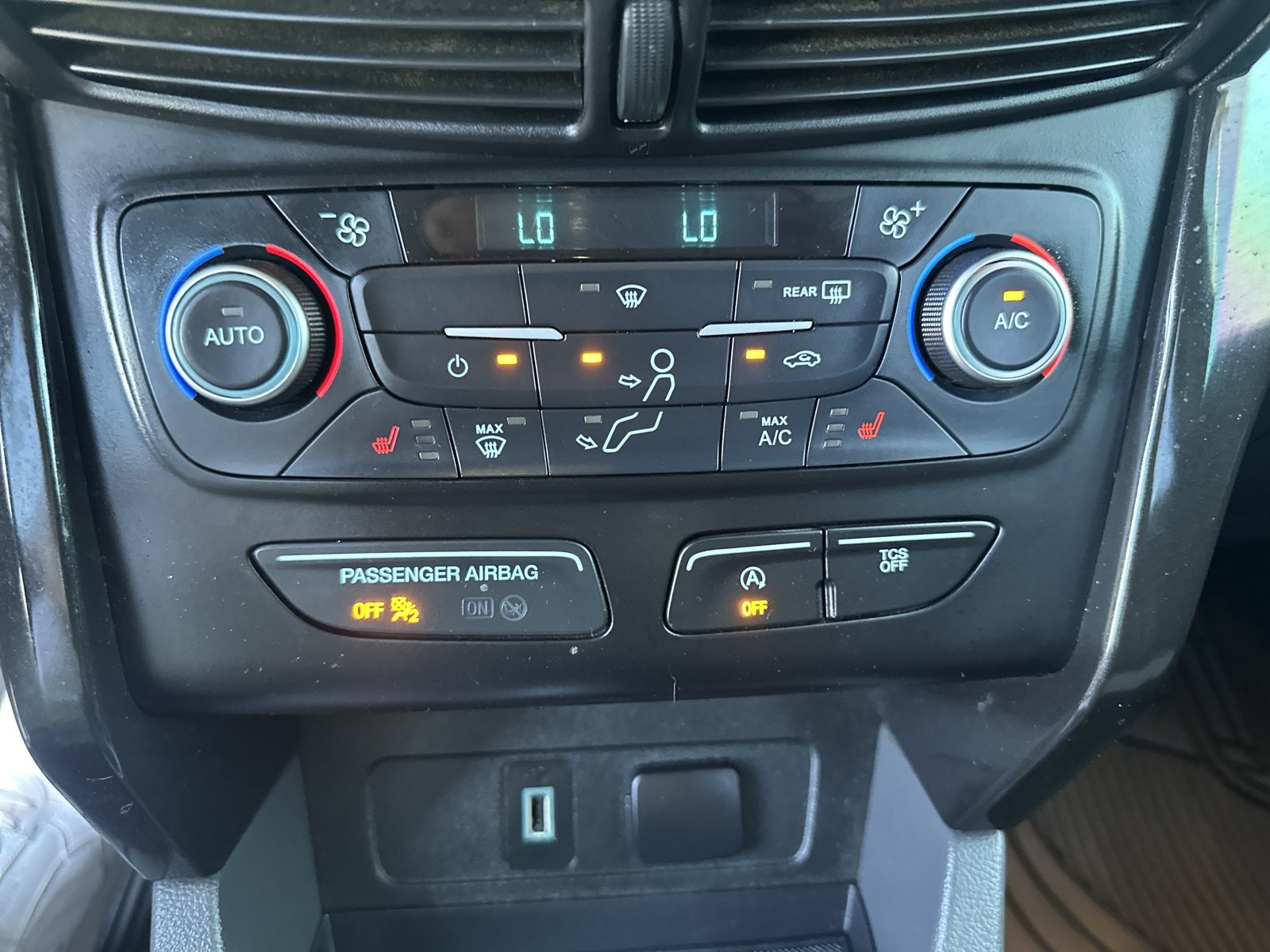Used 2018 Ford Escape SE w/ SE Sport Appearance Package AWD/4WD image 17