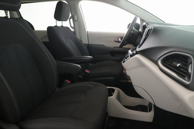 Used 2024 Chrysler Voyager LX image 32