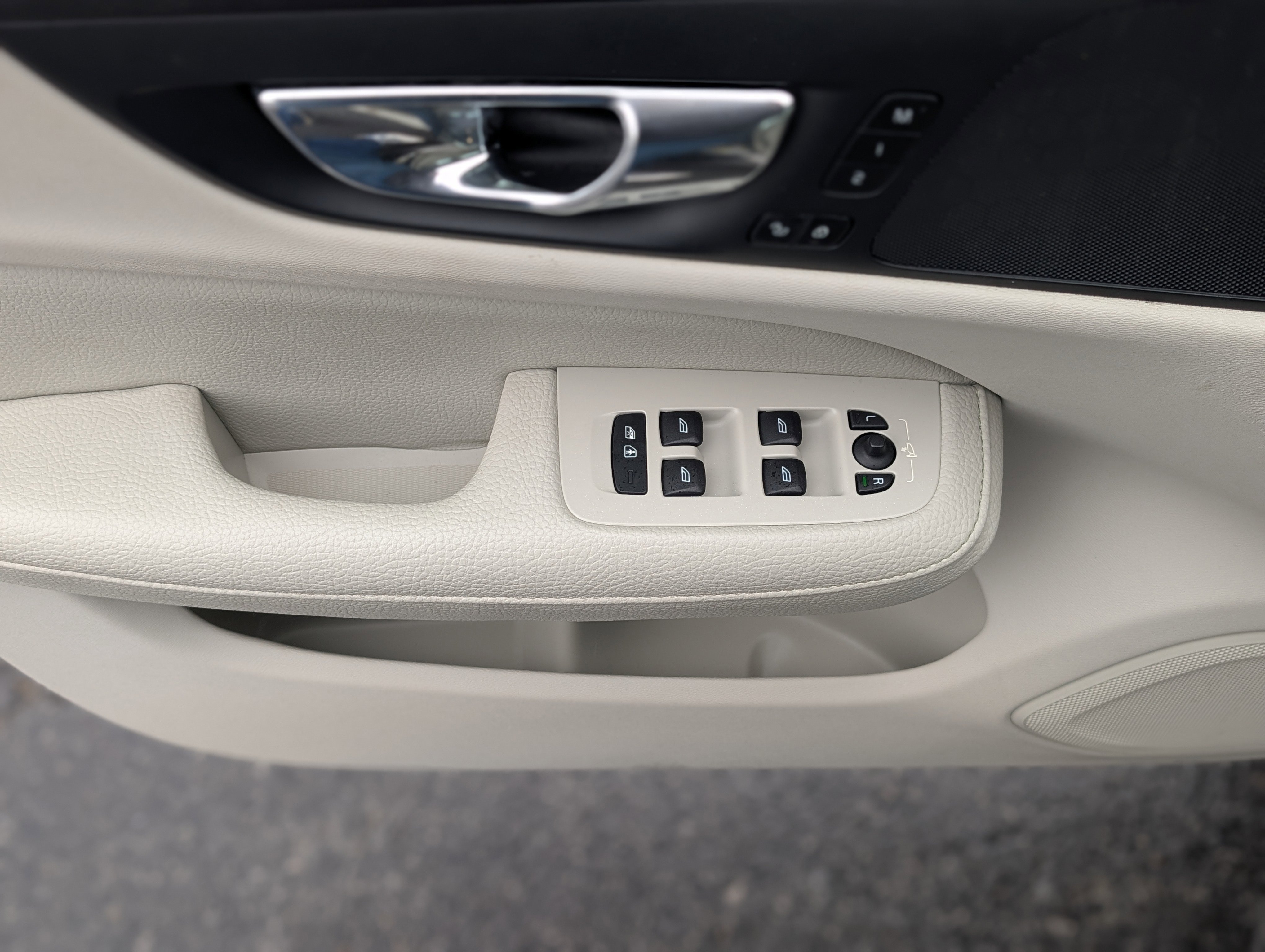 Used 2020 Volvo S60 T6 Momentum image 32