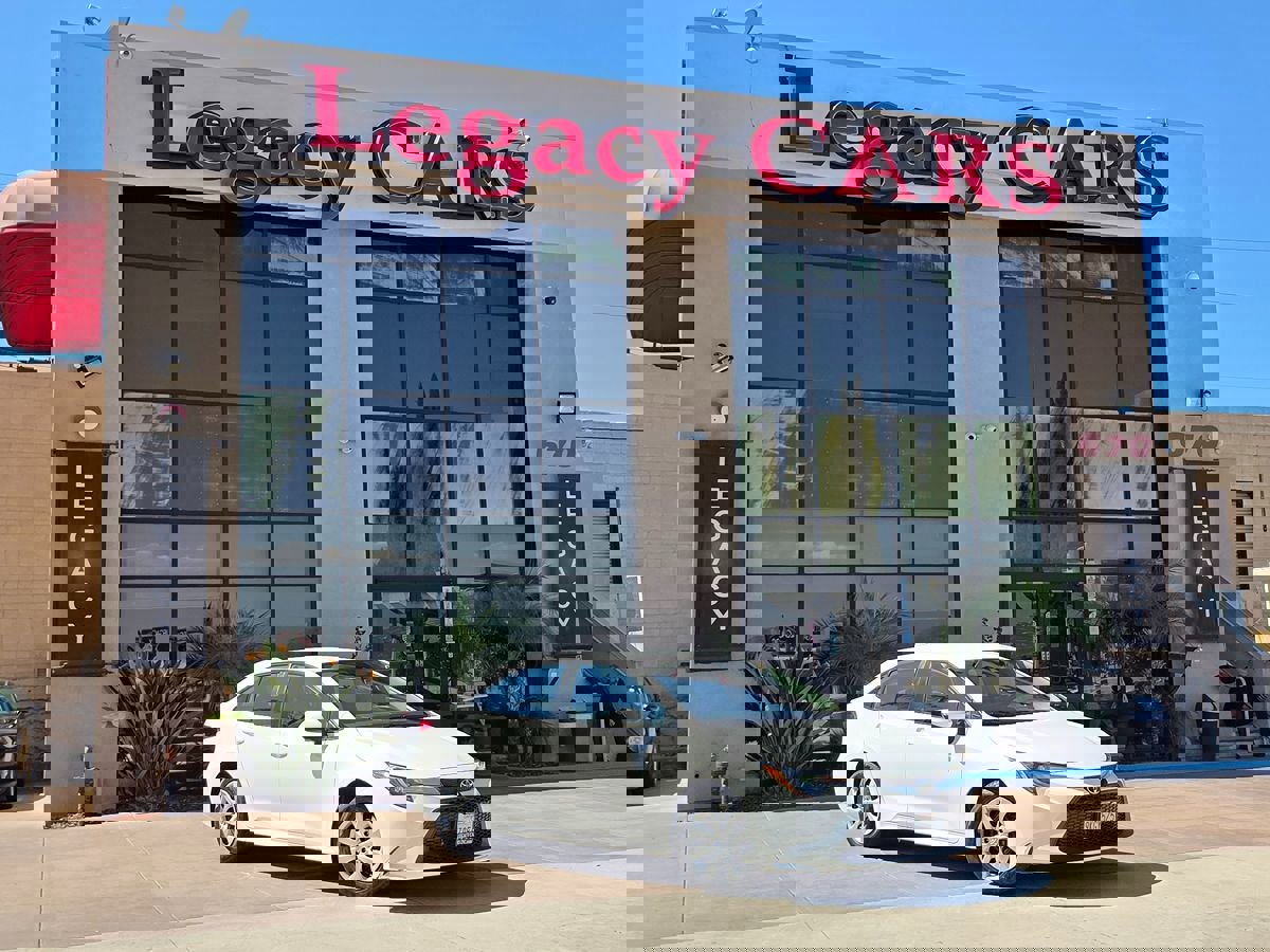 Used 2022 Toyota Corolla LE image 2