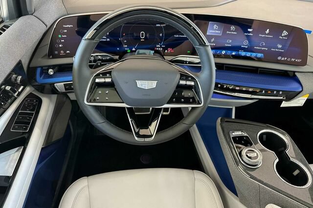 New 2027 Cadillac Optiq Luxury w/ LPO, Floor Liner Package AWD/4WD image 14