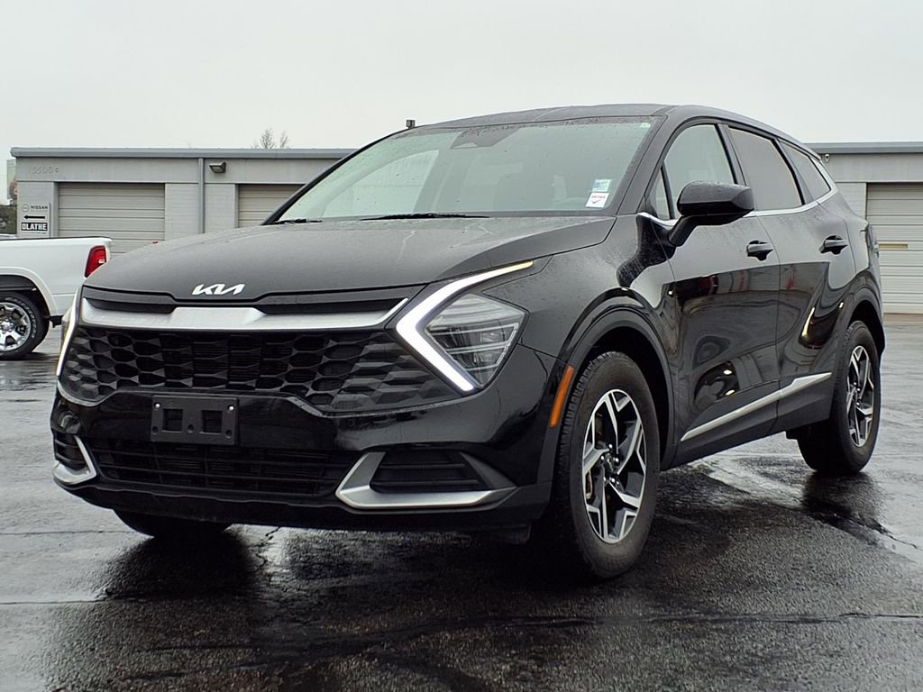 Used 2025 Kia Sportage LX image 2