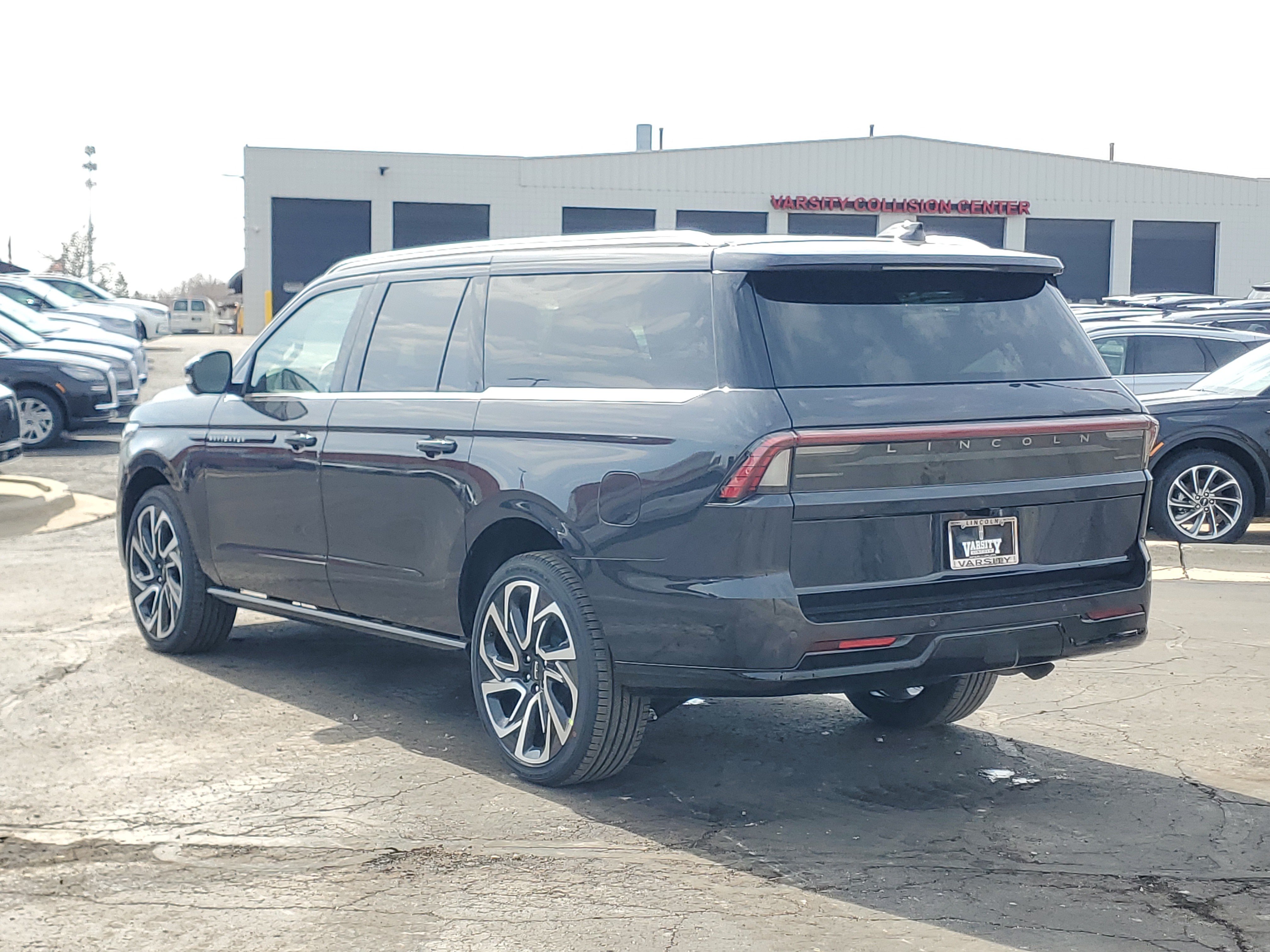 New 2026 Lincoln Navigator L Black Label AWD/4WD image 3