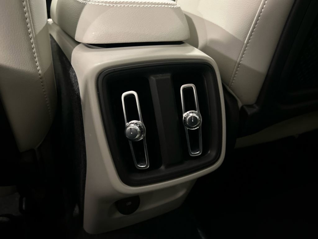 Certified 2023 Volvo XC40 B5 Plus image 23