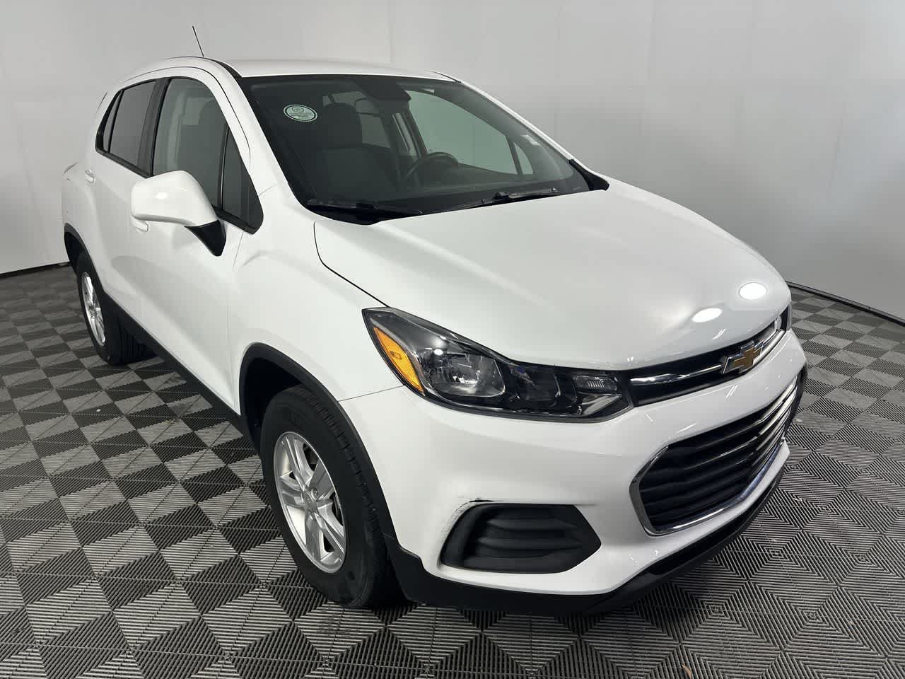 Used 2022 Chevrolet Trax LS w/ Tint and Cruise Package AWD/4WD image 2