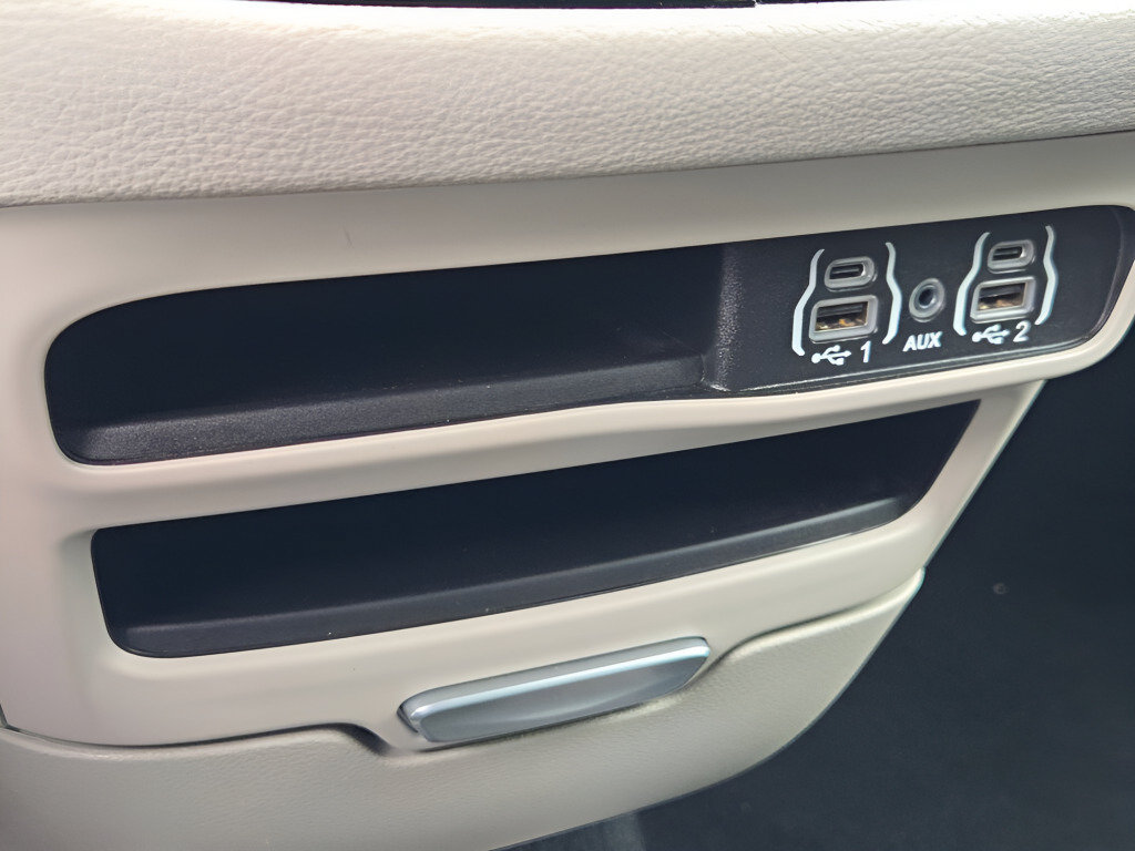 Used 2023 Chrysler Pacifica Touring-L FWD image 33