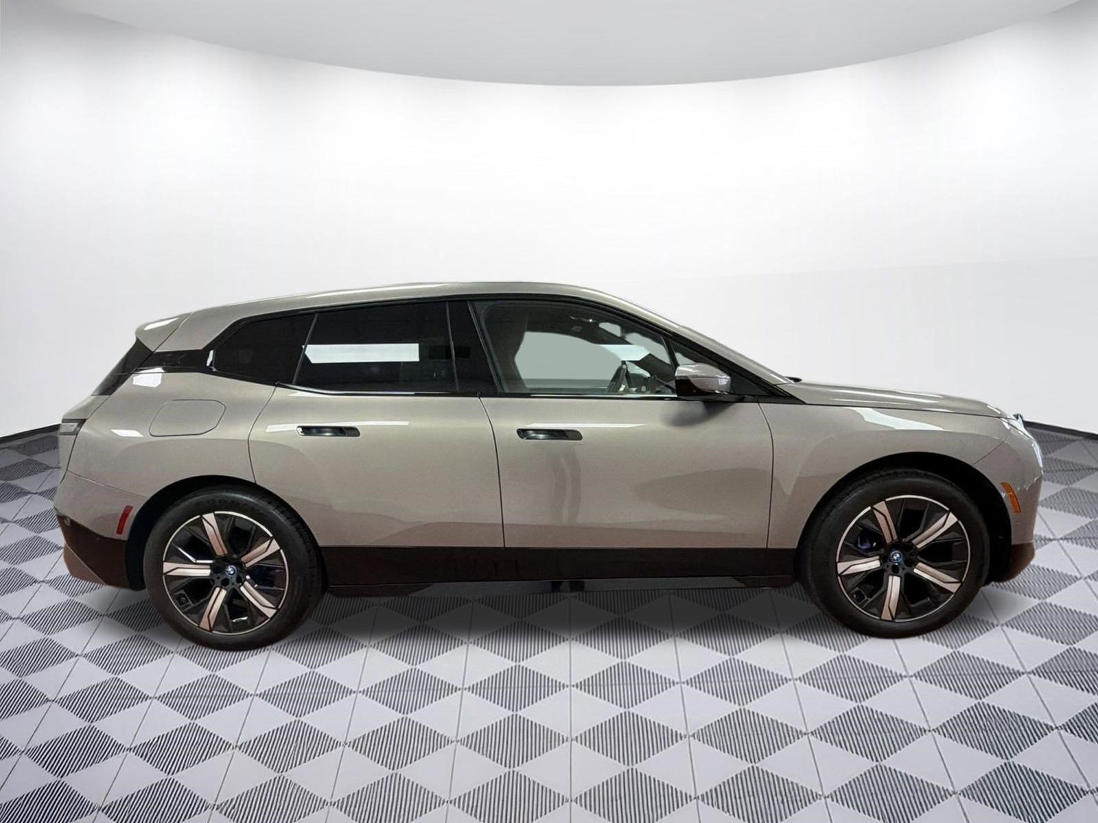 Used 2023 BMW iX xDrive50 w/ Premium Package image 7