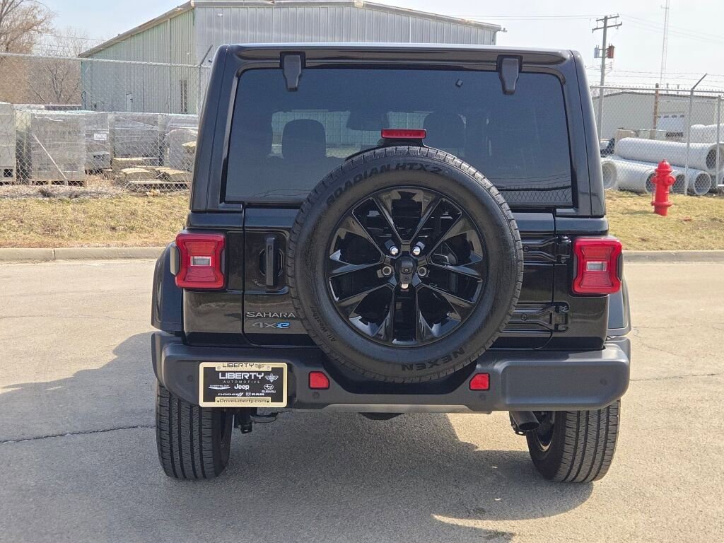 Used 2025 Jeep Wrangler Unlimited Sahara w/ Safety Group image 12