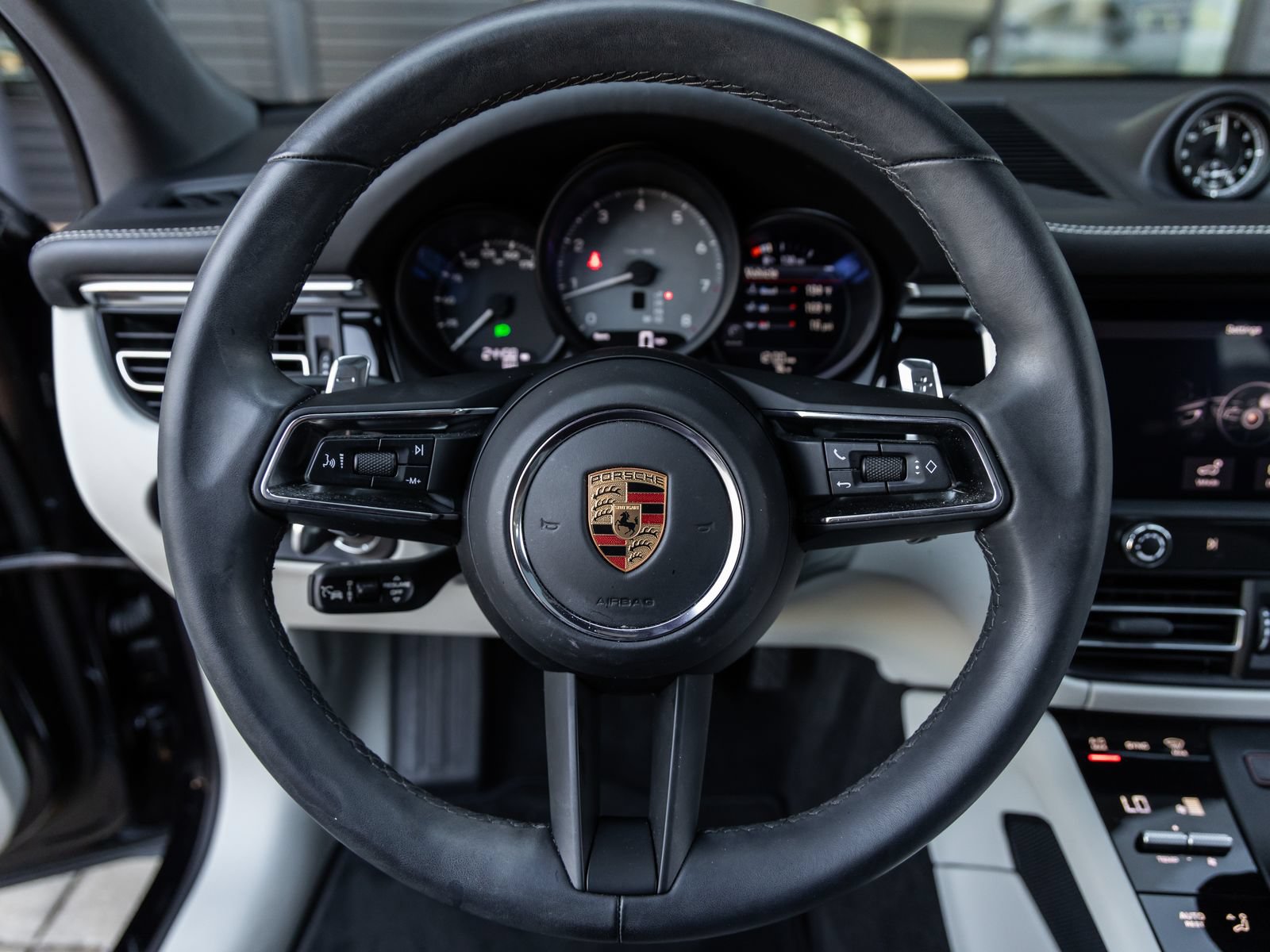 Certified 2024 Porsche Macan S AWD/4WD image 28