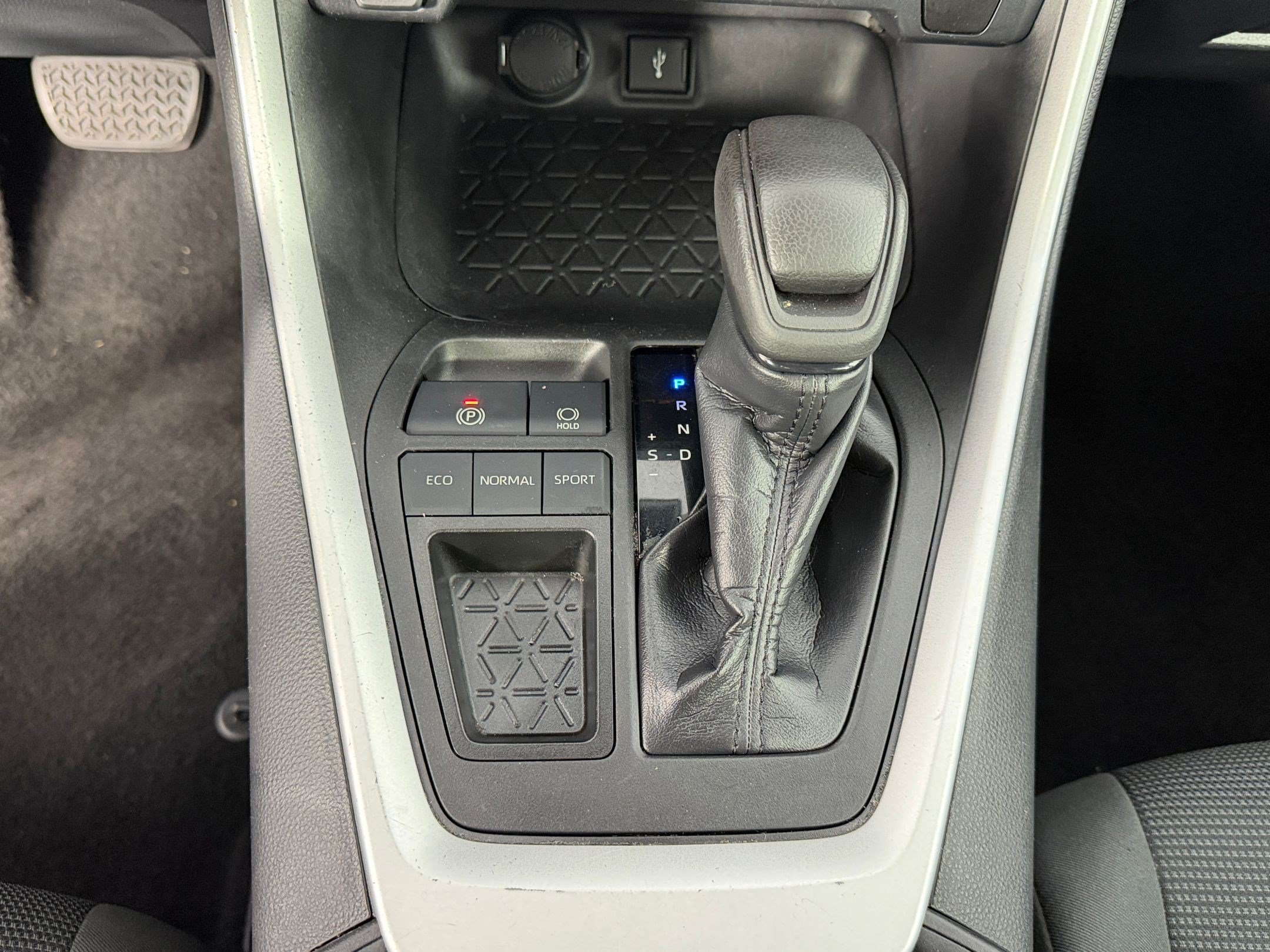Used 2021 Toyota RAV4 LE FWD image 15
