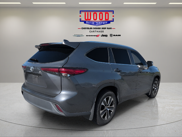 Used 2021 Toyota Highlander XLE AWD/4WD image 4