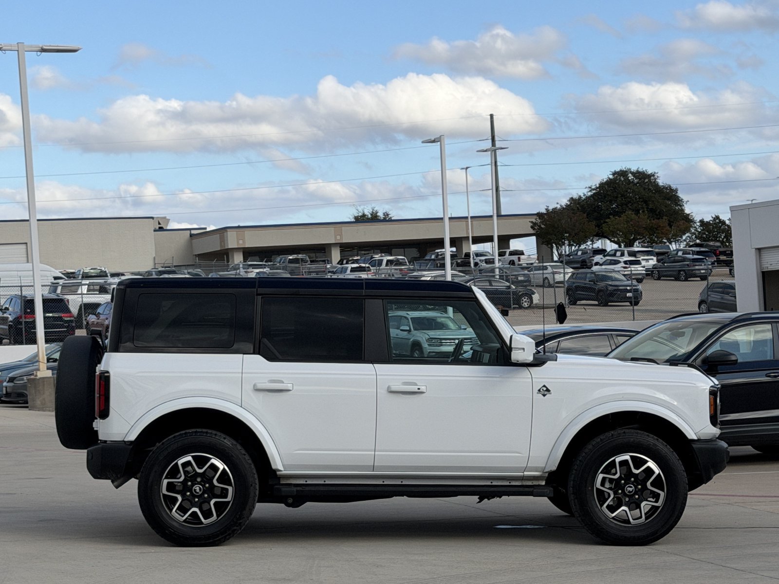 Used 2024 Ford Bronco Outer Banks AWD/4WD image 3