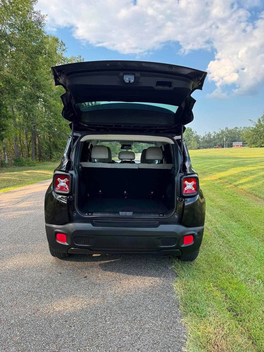 Used 2018 Jeep Renegade Latitude FWD image 11