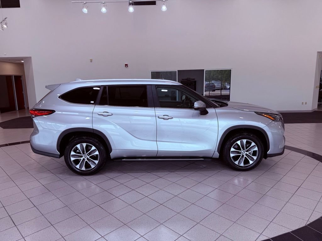 Used 2023 Toyota Highlander XLE FWD image 15