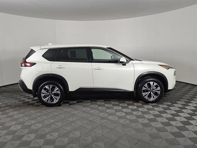 Used 2021 Nissan Rogue SV image 2