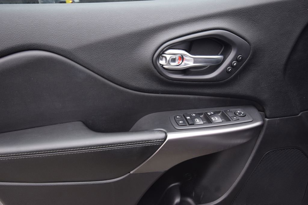 Used 2019 Jeep Cherokee Limited image 25