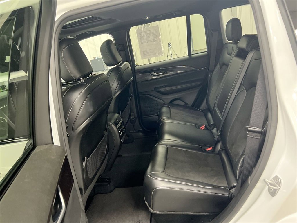 Used 2023 Jeep Grand Cherokee Altitude image 23