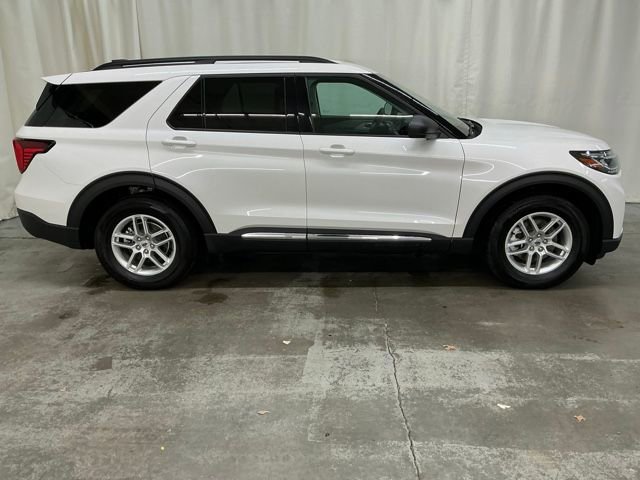 Used 2025 Ford Explorer Active w/ Active Comfort Package image 2