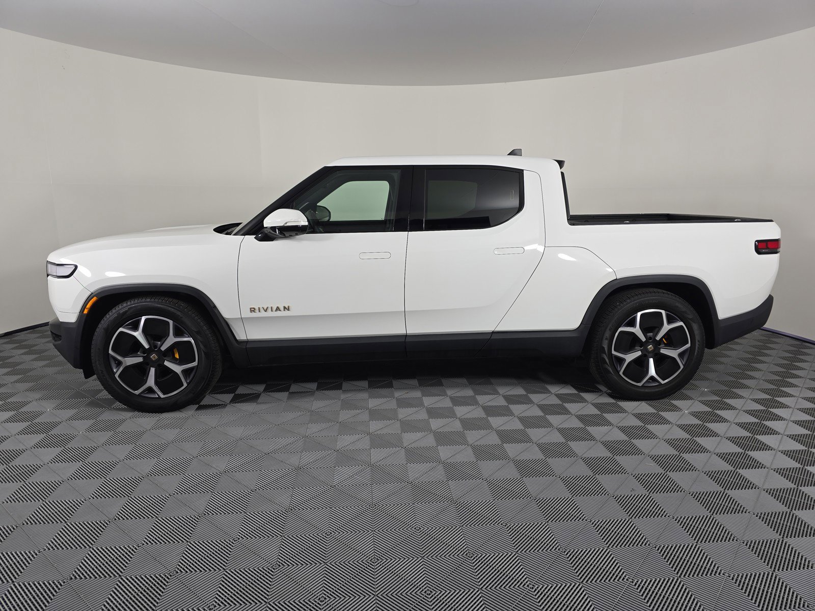 Used 2022 Rivian R1T Adventure image 2