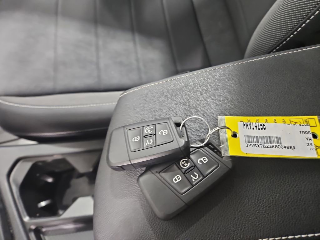 Certified 2024 Volkswagen Taos SE w/ Black Wheel Package image 30