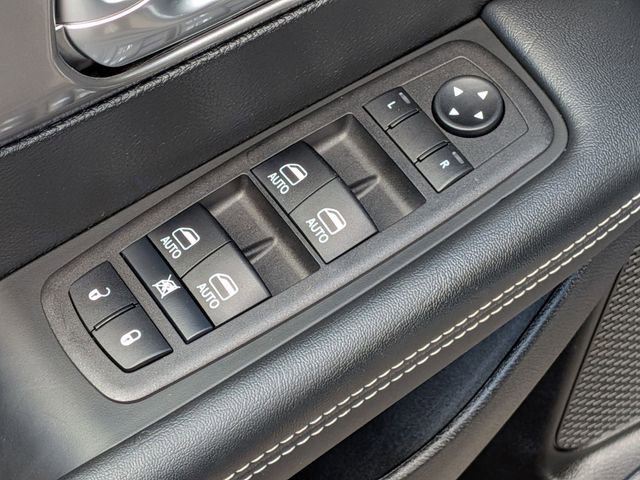 Used 2025 Chrysler Pacifica Select image 24