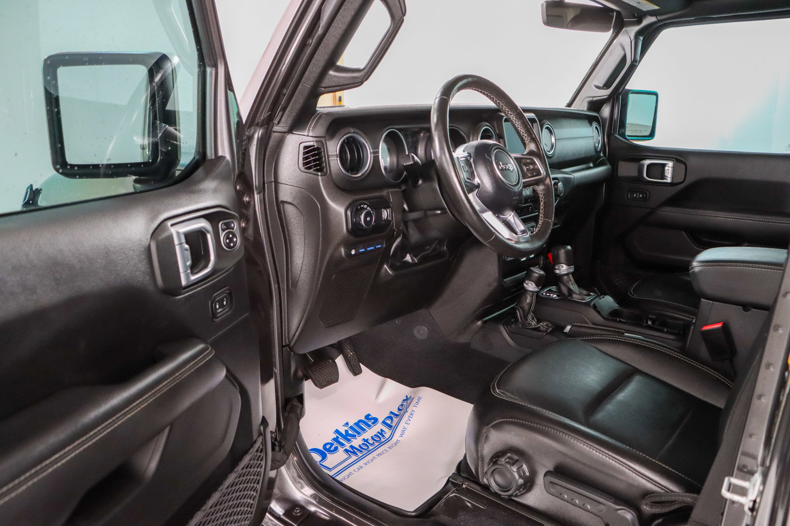Used 2023 Jeep Wrangler Unlimited Sahara w/ Cold Weather Group AWD/4WD image 4