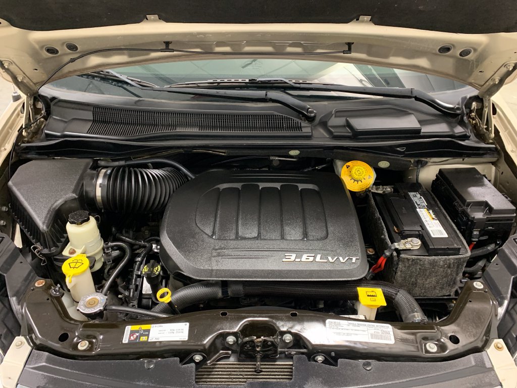Used 2016 Chrysler Town & Country Touring FWD image 15