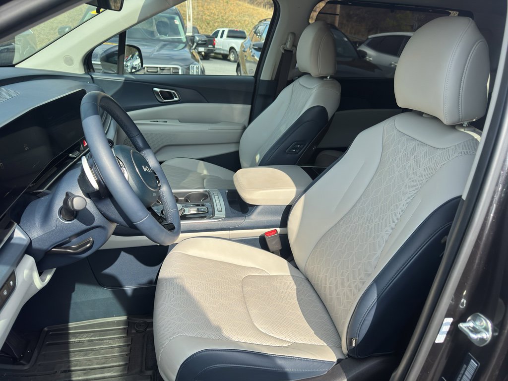Used 2025 Kia Carnival EX image 9