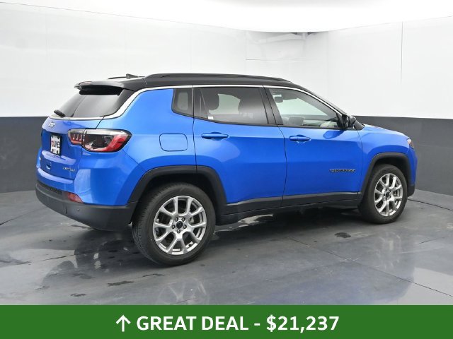 Used 2025 Jeep Compass Limited AWD/4WD image 2