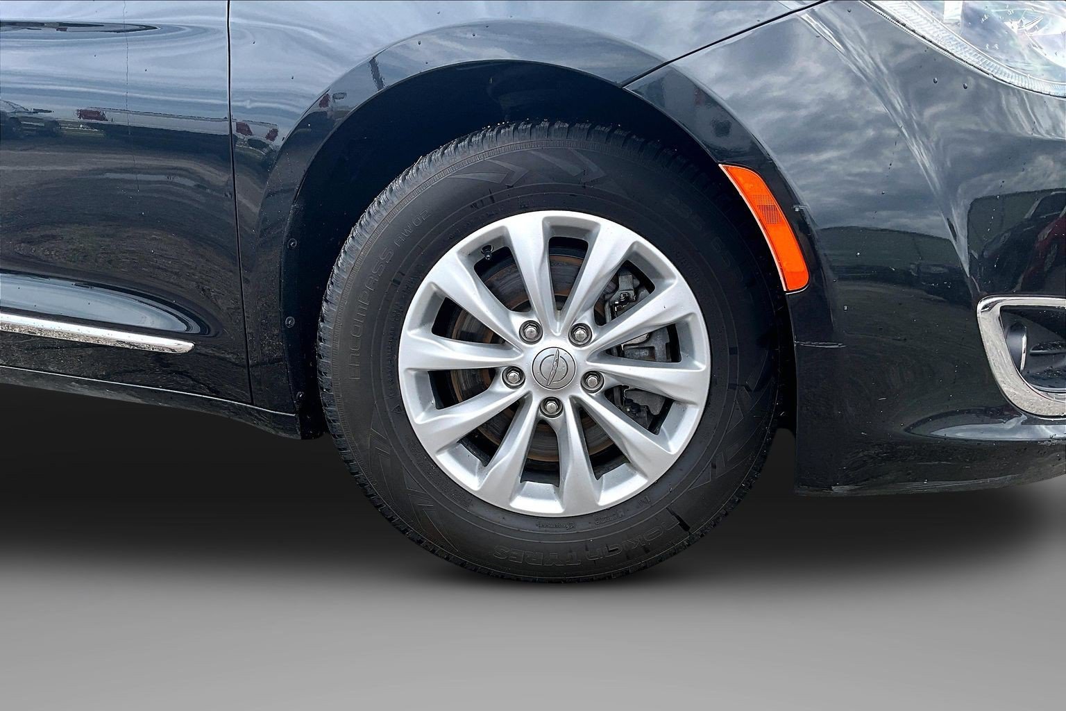 Used 2017 Chrysler Pacifica Touring-L FWD image 8