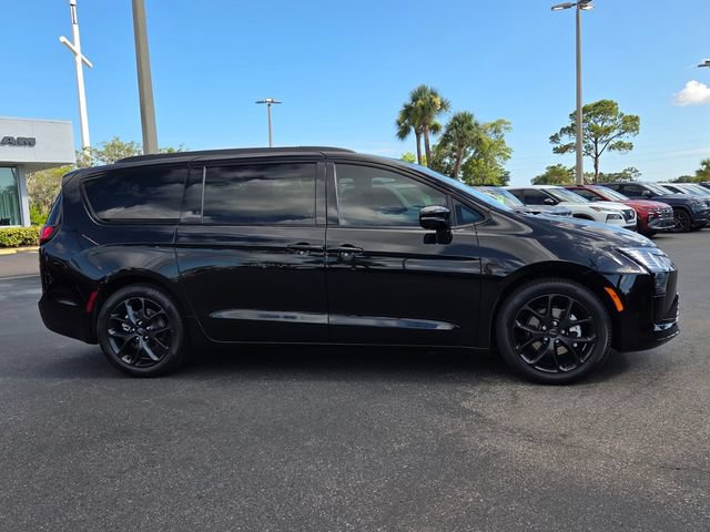 New 2027 Chrysler Pacifica Limited FWD image 9